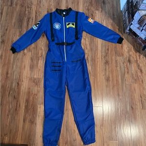 Halloween costume, the Spirit Halloween Men’s medium astronaut costume in blue
